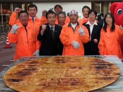 En Japón celebran el día con la galleta de arroz más grande, la cual mide 1.63 metros de diámetro. AFP  /