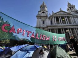 Alrededor de 200 tiendas se encuentran instaladas a los pies de la catedral de San Pablo. EFE  /