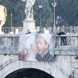 La campaña de Benetton es 'una grave falta de respeto al Papa'