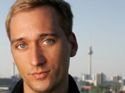 Durante más de 20 años, el mundo lo ha conocido como uno de los más exitosos músicos, Djs y productores trance. ESPECIAL  /