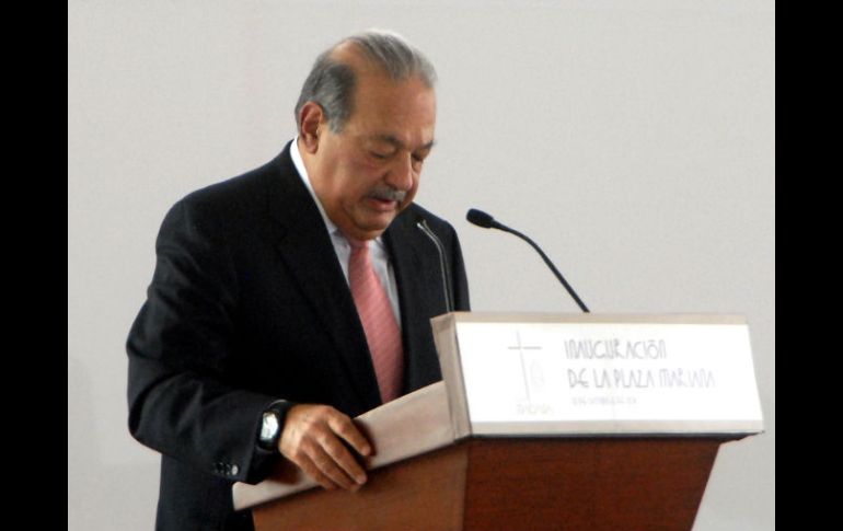 El mercado accionario mexicano reflejó la caída en las acciones de América Móvil, del empresario Carlos Slim.  /