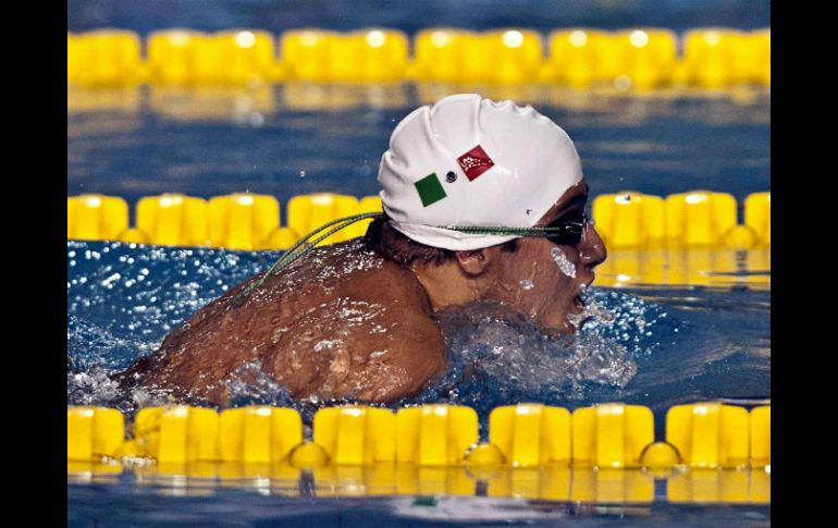 En 32.87 segundos, Enrique Pérez pudo por fin probar las mieles del triunfo. MEXSPORT  /