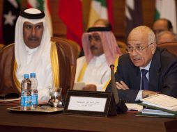 El ministro catarí de Exteriores Hamad bin Jassim al-Thani y el secretario general de la Liga Árabe, Nabil Alarabi (D). EFE  /