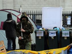 'El campamento de la protesta es por lo tanto una infracción y es también una obstrucción de la vía pública', dice el aviso. AFP  /