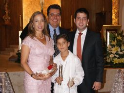 Mónica, Bernardo y Bernardo Gutiérrez con su padrino, Manolo Cárdenas.  /