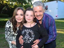 Vanya González Castellanos con sus papás: Alejandra Castellanos de González y Agustín González Álvarez.  /
