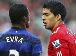 Evra y Luis Suárez tuvieron varios encuentros en el partido entre el ManU y el Liverpool. EFE  /