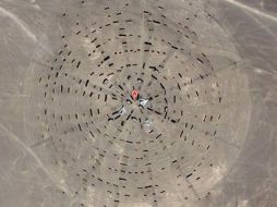 Una de las fotos muestra unas marcas discontinuas en forma de círculos concéntricos en el medio de la nada. ESPECIAL  /