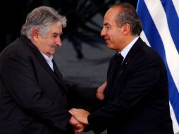 El Presidente Felipe Calderón planteó al mandatario de Uruguay, José Mujica, trabajar coordinados en la lucha contra el crimen. AFP  /