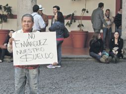 Un empleado del Congreso increpa al diputado Raúl Vargas con un juego de palabras que alude a su inconformidad por la falta de pago.  /