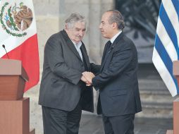 En un desliz, el Presidente Felipe Calderón (der.) confundió al mandatario uruguayo con el de Ecuador, aunque corrigió inmediatamente.  /