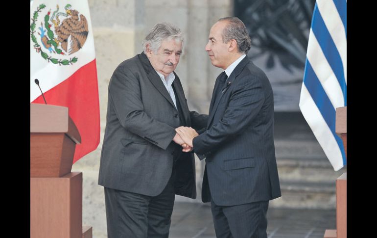 En un desliz, el Presidente Felipe Calderón (der.) confundió al mandatario uruguayo con el de Ecuador, aunque corrigió inmediatamente.  /