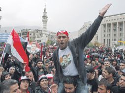 Seguidores del presidente Bashar al Assad se manifiestan en Damasco. AP  /