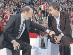 Alfredo Pérez Rubalcaba (izq.), candidato del Partido Socialista Obrero Español, junto a José Luis Rodríguez Zapatero. EFE  /
