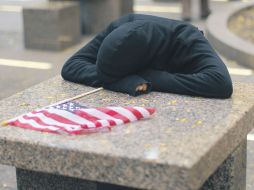 Un manifestante neoyorkino descansa en el Parque Zuccotti, un día después de haber sido desalojados por las autoridades. AFP  /