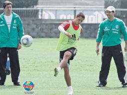 ''Chicharito'' Hernández es observado por Luis Fernando Tena y por José Manuel de la Torre, estratega de la Selección mayor. MEXSPORT  /