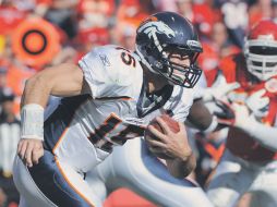 Tim Tebow está acarreando mucho el ovoide gracias a un estilo que adoptó en la Universidad de Florida. GETTY IMAGES SPORT  /