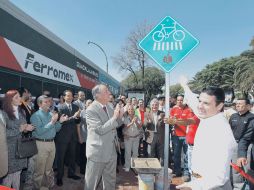 Aristóteles Sandoval (der.) durante la colocación del primer señalamiento de la ciclovía en Washington.  /