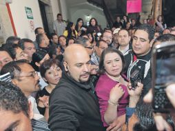 Personal de seguridad del recinto legislativo abre paso a la diputada del PRD, Olga Araceli Gómez.  /