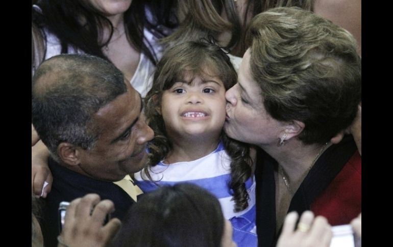 La presidenta Dilma Rousseff (der.) se muesta emocionada en la presentación del programa. REUTERS  /
