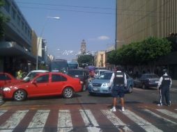 Elementos de la Policía Vial retienen el tráfico que transita por Alcalde mientras pasa el Presidente de Uruguay.  /