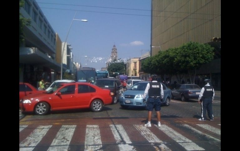 Elementos de la Policía Vial retienen el tráfico que transita por Alcalde mientras pasa el Presidente de Uruguay.  /