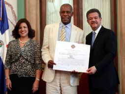 El presidente Leonel Fernández, y la primera dama, Margarita Cedeño posan junto al actor Danny Glover. EFE  /