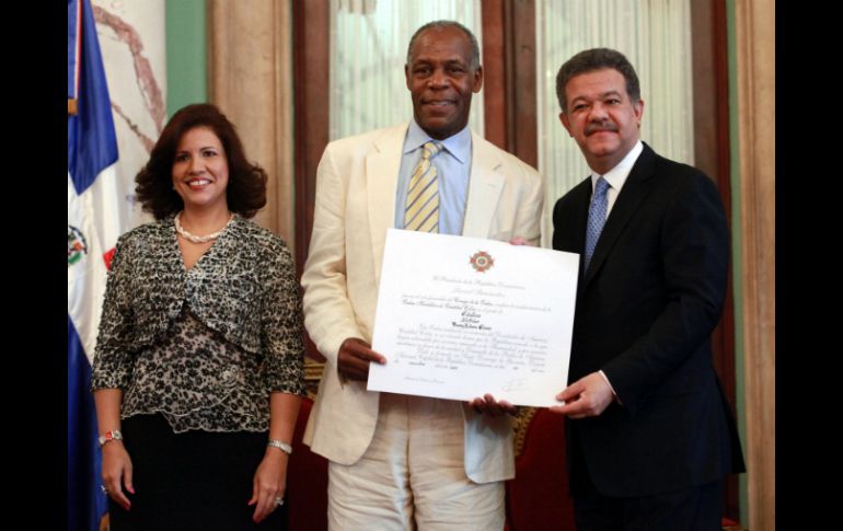 El presidente Leonel Fernández, y la primera dama, Margarita Cedeño posan junto al actor Danny Glover. EFE  /