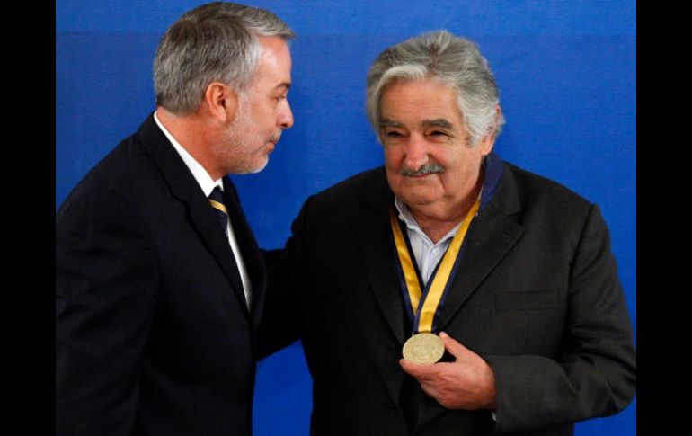 La ceremonia de entrega de presea se efectuó en Casa Jalisco. NOTIMEX  /