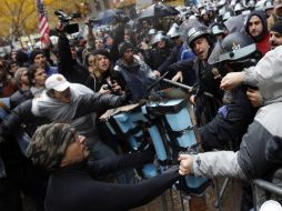 Al intentar reinstalar el campamento en Wall Street, los llamados 'indignados' provocaron enfrentamientos con la policía. REUTERS  /