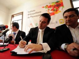 Los alcaldes de Tlaquepaque (izq), Guadalajara y Zapopan, Miguel Castro Reynoso, Aristóteles Sandoval y Héctor Vielma respectivamente.  /