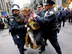 Más de 175 detenidos dejaron las protestas de Ocupemos Wall Street en Nueva York. REUTERS  /