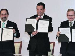 Representantes de los tres partidos políticos firmaron el ''acuerdo presidencial''. NTX  /