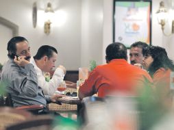 Juan Pelayo, líder sindical, Salvador Barajas del Toro y Roberto Marrufo, diputados priistas, negocian una salida al paro de labores.  /