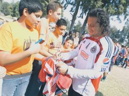 Reynoso firma autógrafos al final de la práctica de ayer en Verde Valle.  /