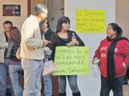 Empleados del Congreso iniciaron el pasado miércoles el paro de labores.  /
