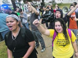 Manifestantes protestan contra la ley inmigratoria después de que arrestaron a quienes bloqueaban el tráfico en Alabama. AP  /