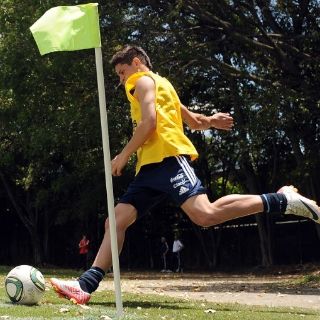 El plural de ''córner'' es ''córneres''