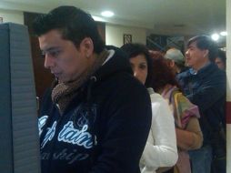 Hay largas filas de trabajadores a la espera de obtener su dinero de los cajeros automáticos al interior del recinto legislativo.  /