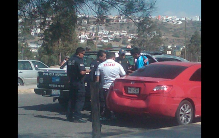 Policías inspeccionan a los revendedoras, a las afueras del estadio.  /