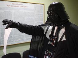 Un ciudadano de Odessa vestido como el villano de la Guerra de las Galaxias visitó las oficinas del Ayuntamiento. REUTERS  /
