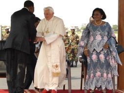 El Papa Benedicto XVI (c) es recibido por el presidente de Benin, Yayi Boni, (i), y su esposa Chantal (d). EFE  /