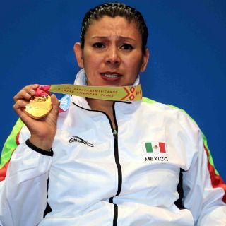 Femenil de tenis de mesa se viste de oro