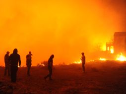 Los bomberos de Nevada están luchando contra un el incendio forestal que ha quemado ya varias casas y causó varios heridos. AP  /
