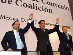 Este jueves Luis Castro, Humberto Moreira y el coordinador del PVEM en el Senado, Arturo Escobar, firmaron el convenio de la alianza.  /