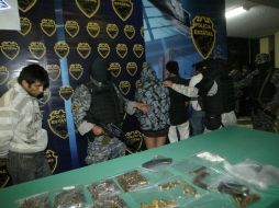 Los cinco hombres y la mujer fueron capturados luego de cometer un asesinato.  /