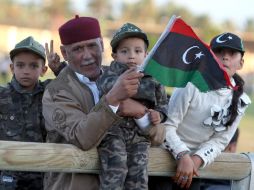 Este jueves se realizó el desfile del consejo militar en Libia, niños y adultos salieron a apoyar a sus fuerzas armadas. EFE  /