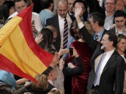 Rajoy (D), de 56 años, optó por poner punto y final a su campaña con un mitin en Madrid. EFE  /