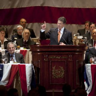 Critica Perry 'torpeza burocrática' en 'Rápido y Furioso'