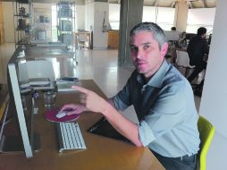 Carlos Rodríguez, en su despacho. Al arquitecto le interesan los autores que no tienen los reflectores.  /